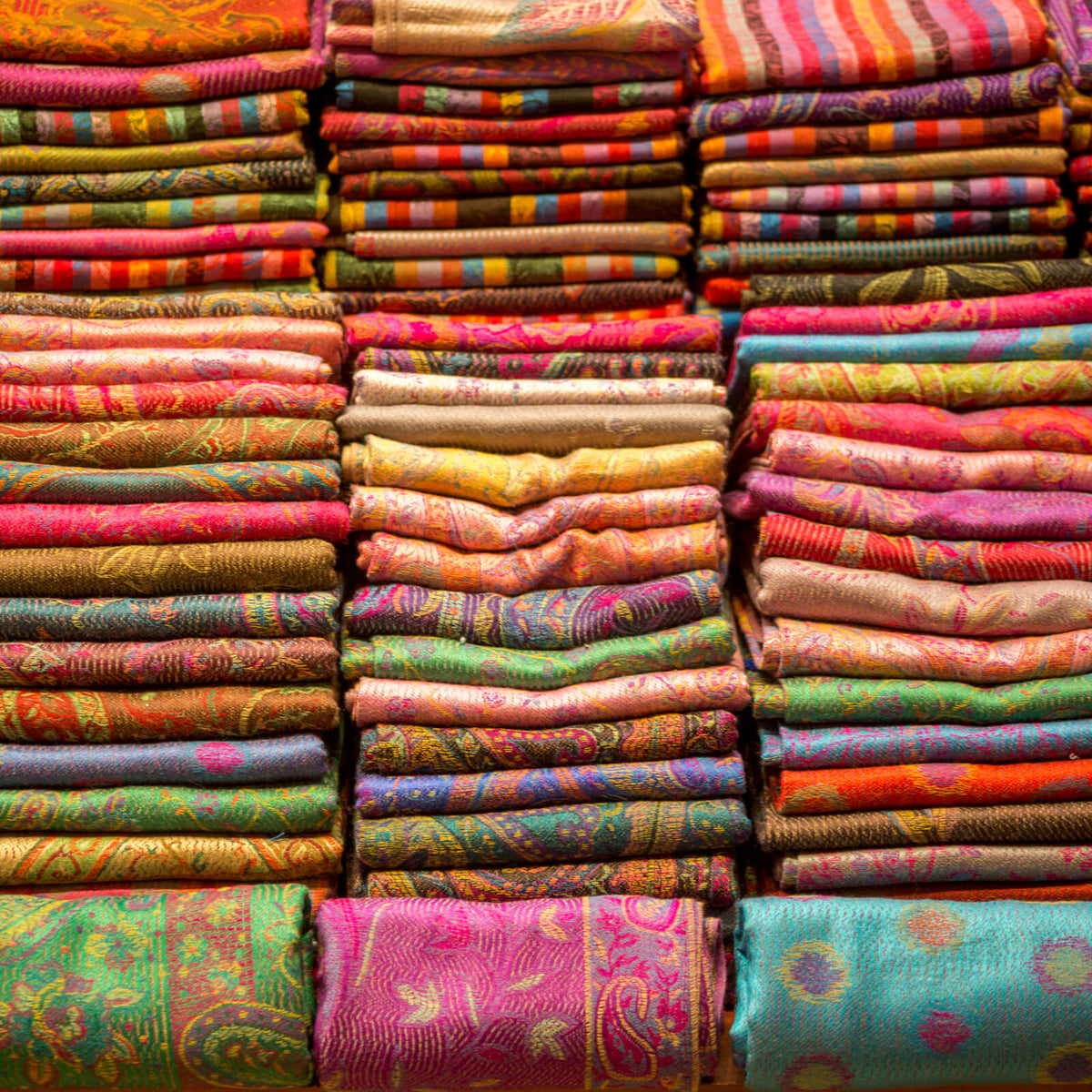Étoles en modal et soie à motifs colorés