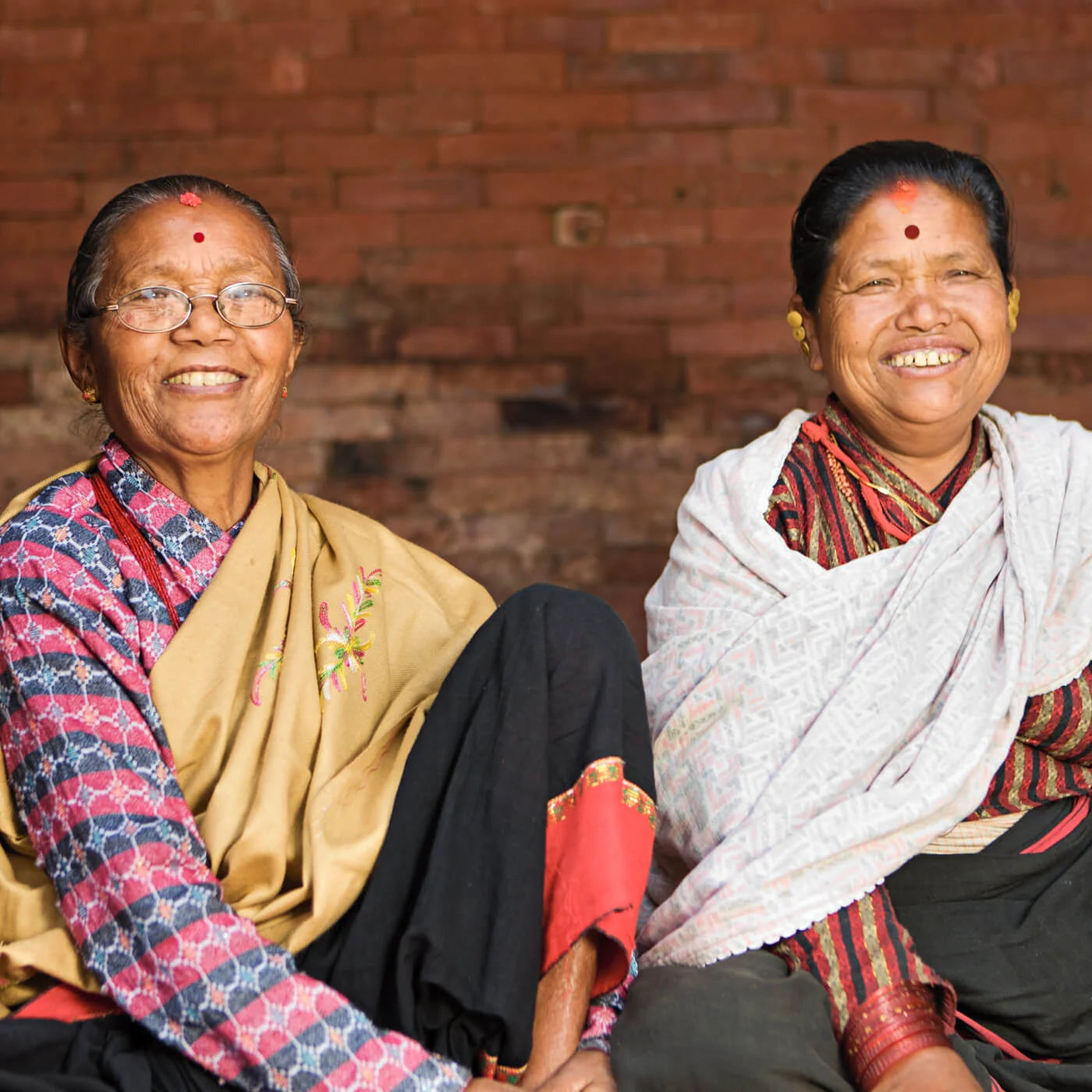 Deux femmes portant des pashminas artisanaux
