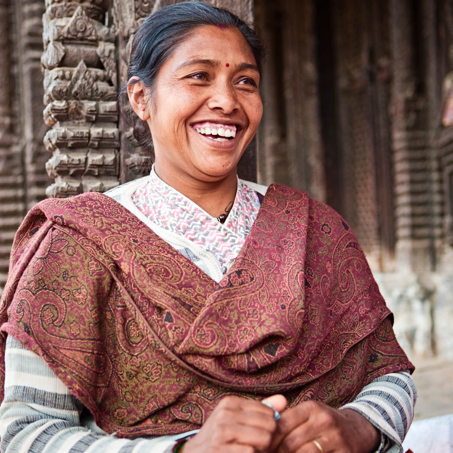 Femme portant une étole en soie indienne chic et naturelle