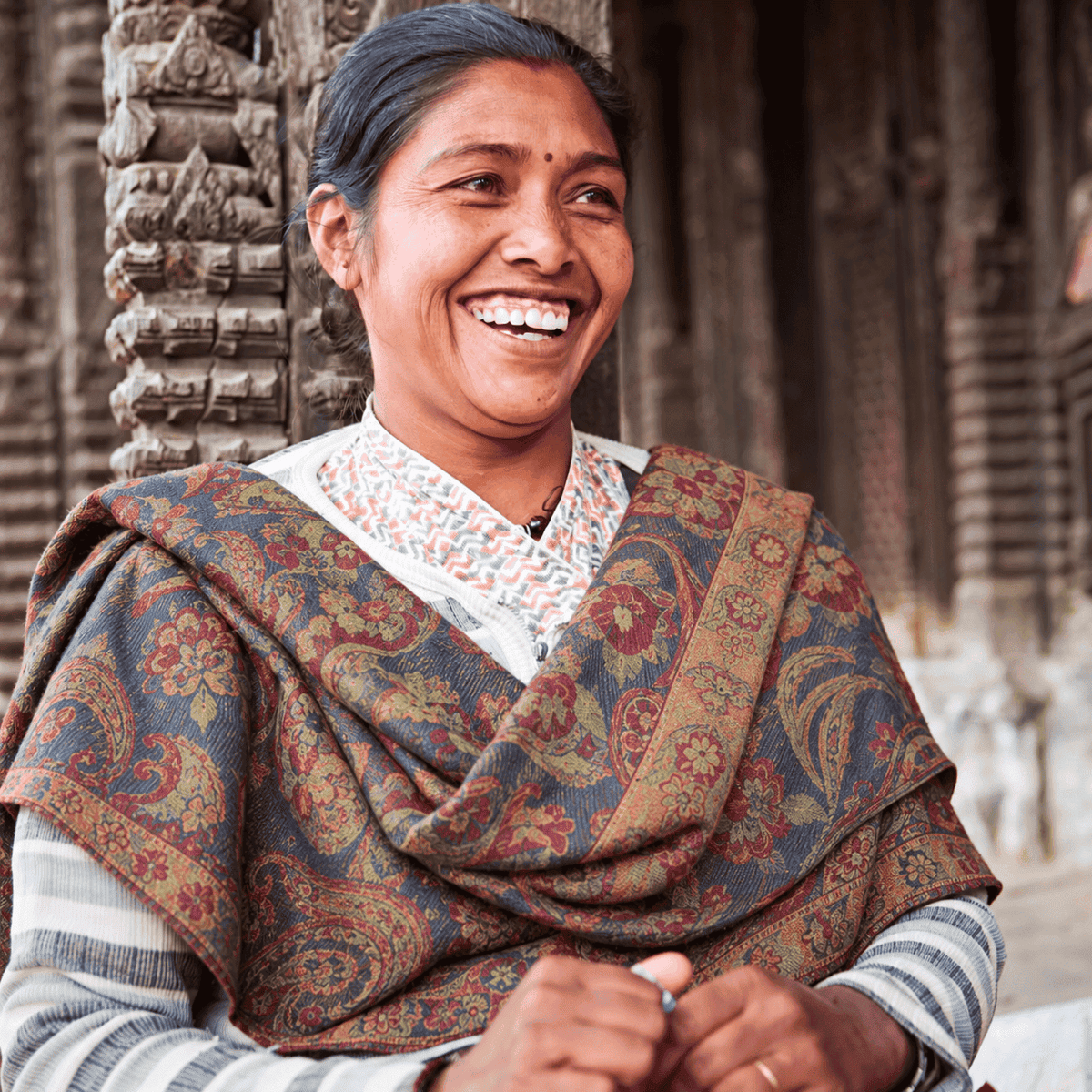 Femme portant une étole en soie indienne chic et naturelle