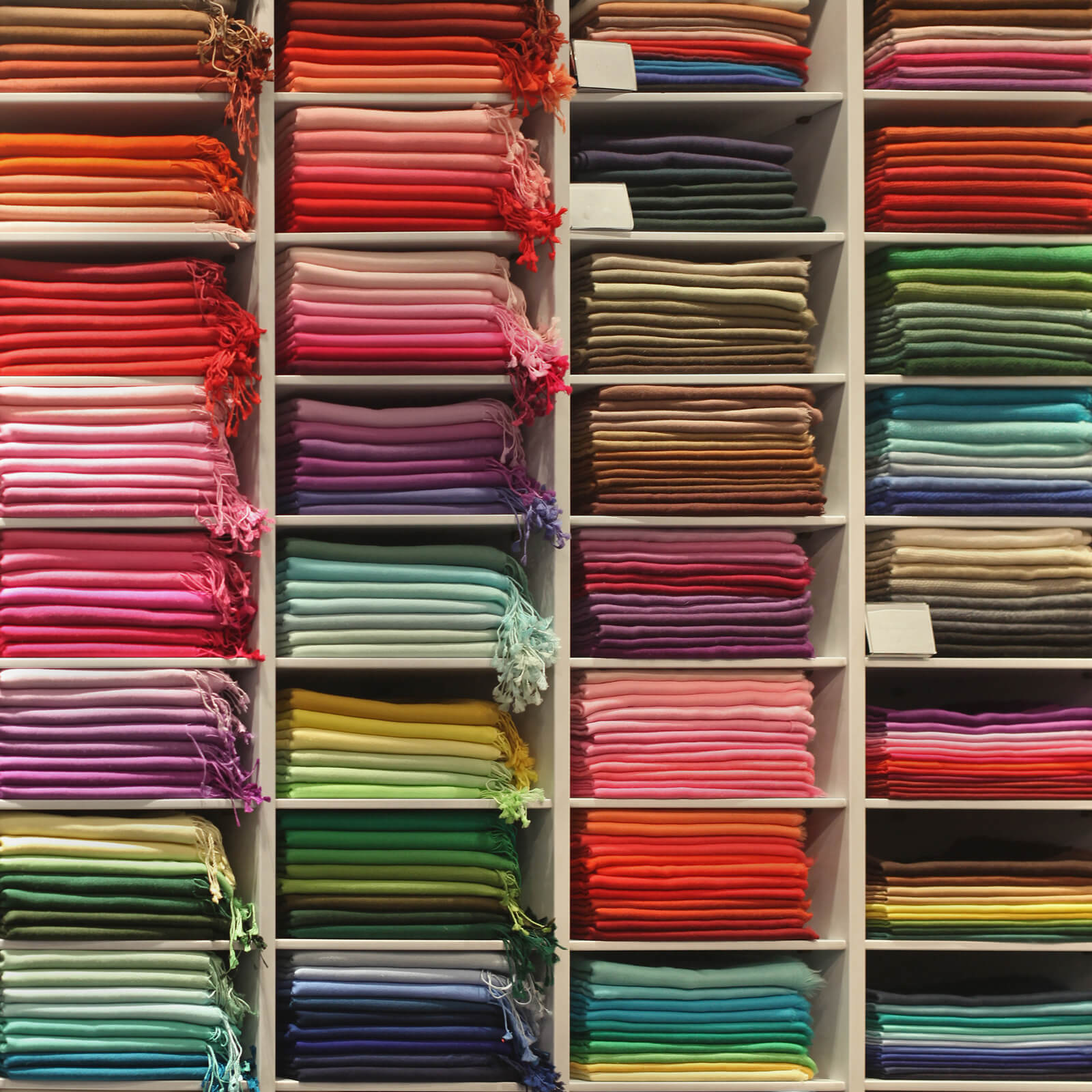 Pashminas du Népal en cachemire et soie rangés par couleurs