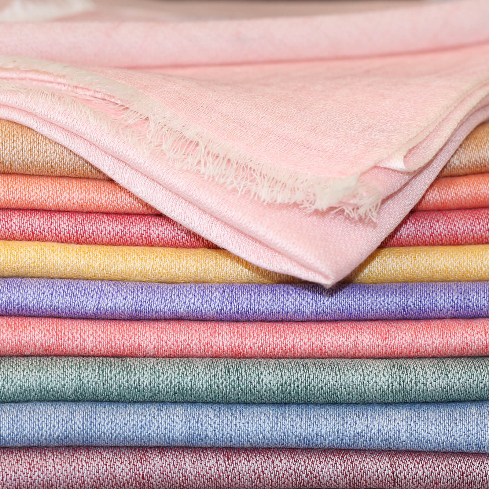 Écharpes en laine chinée bicolore aux couleurs variées