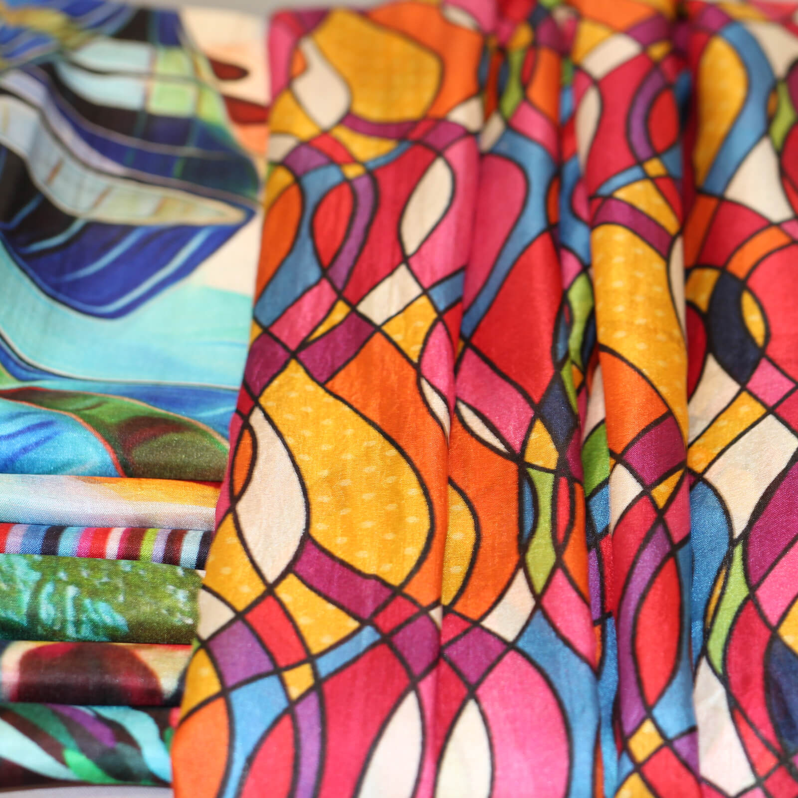 Écharpe en soie légère multicolore à motifs