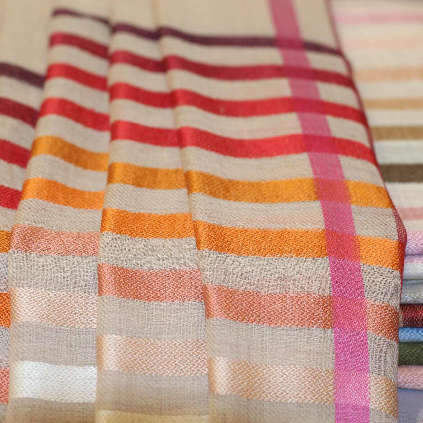 Écharpe rayée en laine et soie aux tons beige, orange et rose