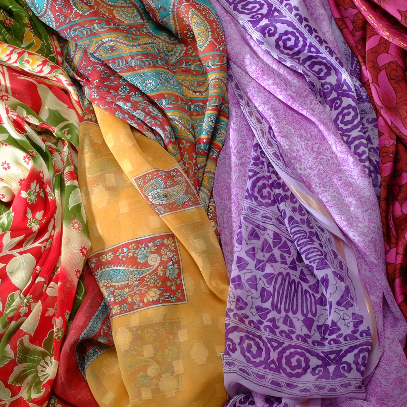 Foulard carré en soie porté dans les cheveux et en ceinture