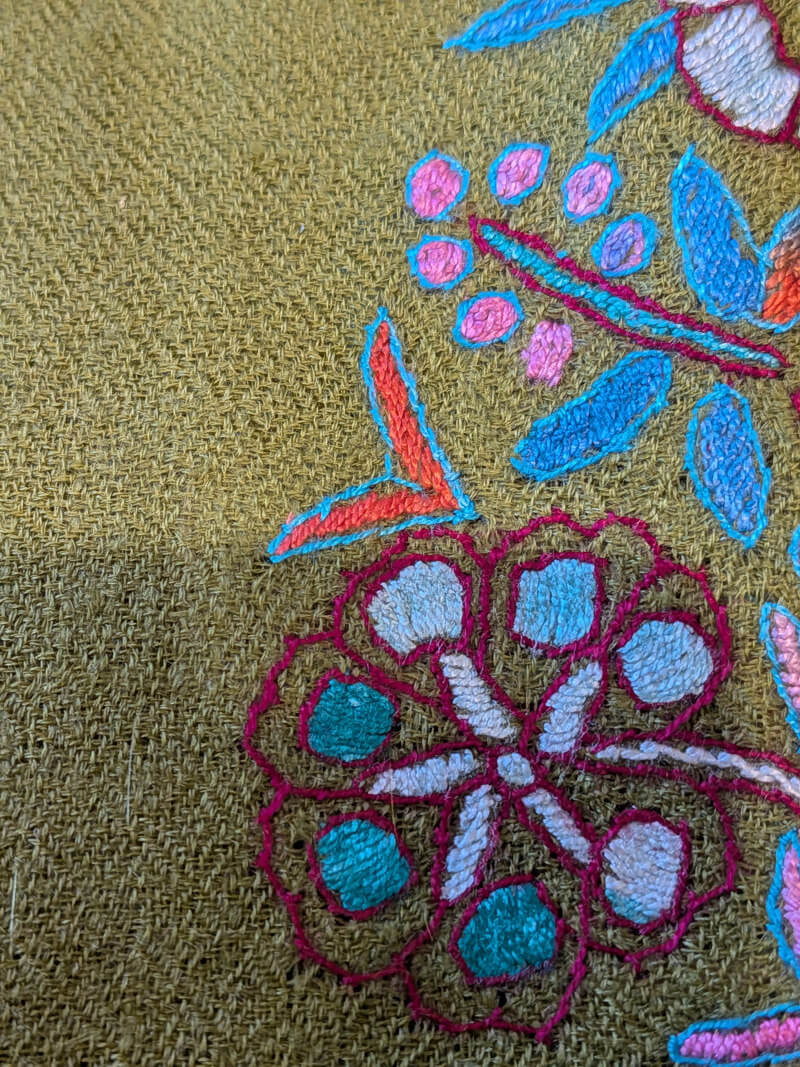 Handbestickter olivgrun Pashmina