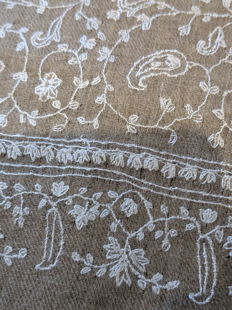 Handbestickter graubeige Pashmina