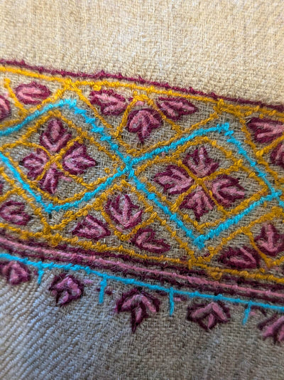 Handbestickter beiger Pashmina