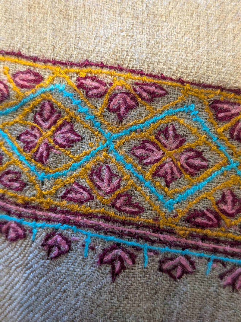 Handbestickter beiger Pashmina