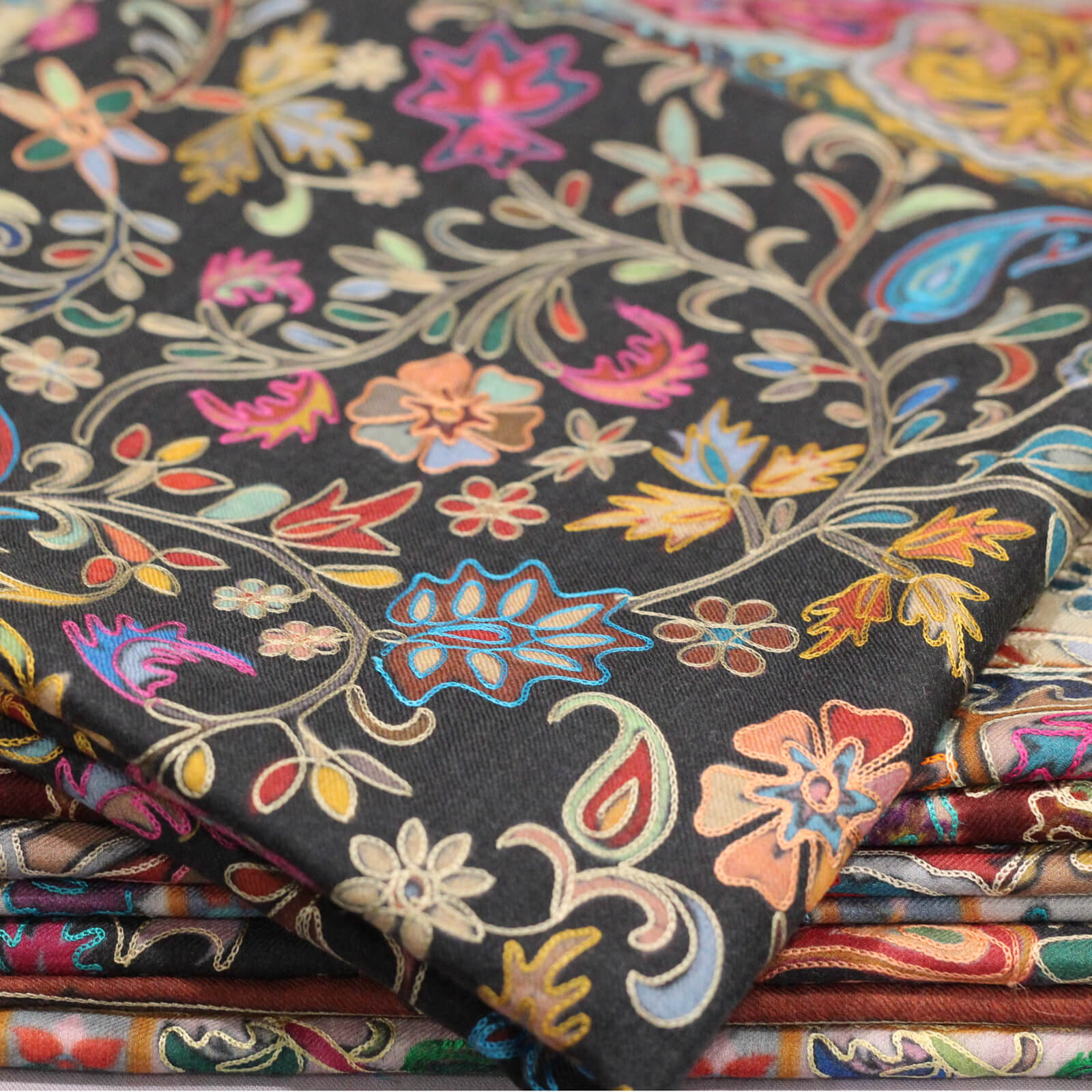 Étole en cachemire brodée à motifs floraux
