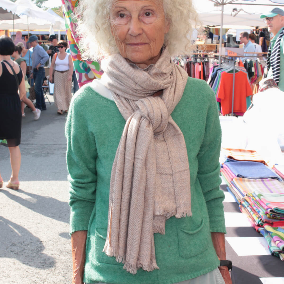 Femme portant une étole cachemire beige