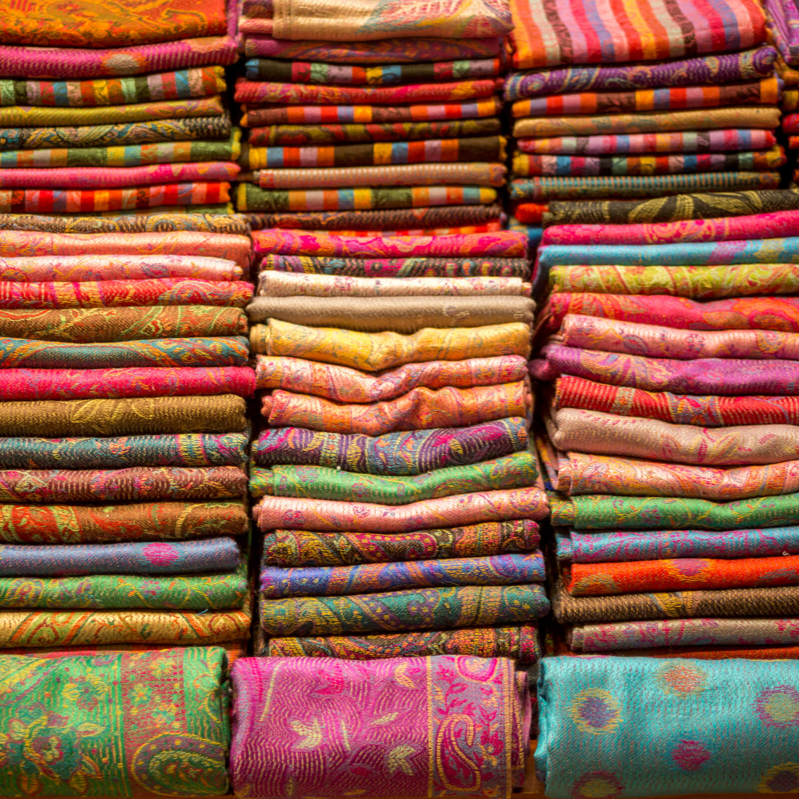 Étoles en modal et soie à motifs colorés